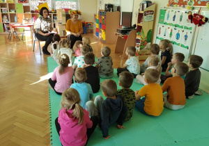 Spotkanie "Biedronek" z paniami pracującymi w bibliotece.