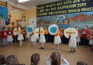 Dziewczynki tańczą