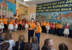 Chłopcy recytują