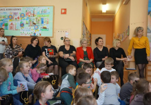 Dzieci i zaproszeni goście