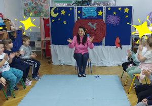 "Pajączek" - zabawa naśladowcza przy muzyce