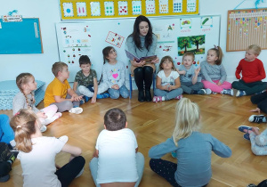 ciocia Karolinka czyta dzieciom