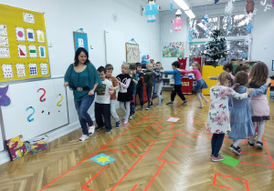 „Maszynista zuch” – zabawa muzyczno – ruchowa