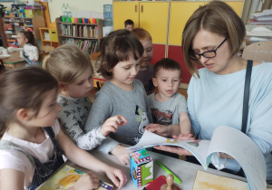 podarowanie albumu z pracam dziećmi do dalszej inspiracji