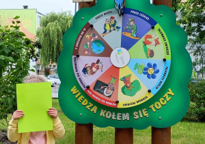 Zielony - kolor przyrody i trawy.