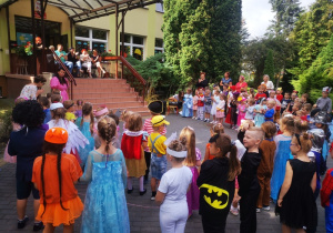 Przywitanie gości brawami.
