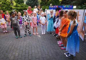 Inscenizacja wiersza "Kwoka", w wykonaniu "Motylków".