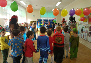 Zabawa integracyjna "Wędrujący krasnoludek".