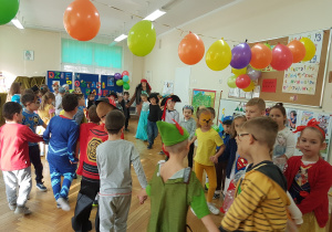 Tańce w kole do piosenki "Są gdzieś bajki".