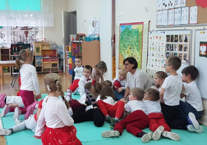 Dzieci odpowiadają na pytania zadane przez gościa.