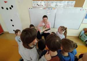 oglądamy ilustracje w książce