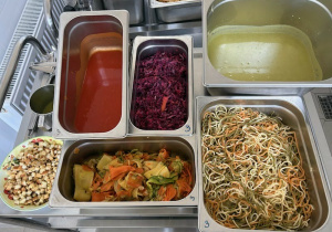 Warzywne spaghetti w sosie pomidorowym