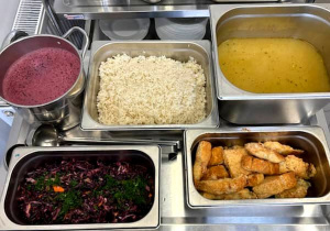 Zupa zacierkowa, filet panierowany z miruny, ryż, surówka z kapusty czerwonej