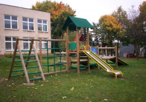Budynek przedszkola i plac zabaw przed przedszkolem