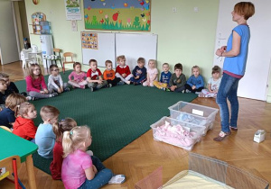Dzieci słuchają opowieści o jeżach żyjących w Polsce i na świecie.