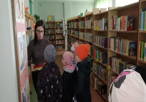 Przedszkolaki wybierają książki w bibliotece