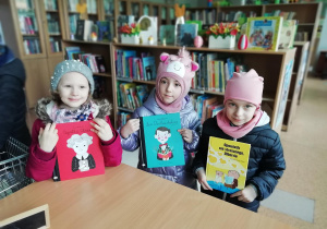 Dziewczynki z wypozyczonymi książkami