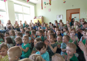 Uczestnicy uroczystości przedszkolnej.
