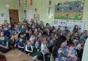 Społeczność przedszkolna podczas obchodów Dnia Ziemi.