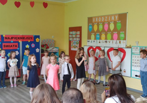 Bogusia, Igorek, Lenka, Pola Z. śpiewają piosenkę Bukiet dla mamy