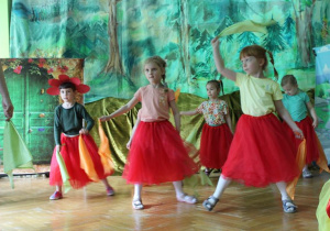 Dziewczynki podczas tańca