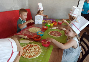 Gotowe pizze zrobione przez dzieci