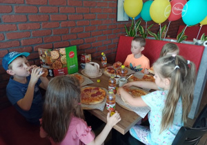 Staś, Filipek, Iga, Lenka i Ania jedzą swoje pizze
