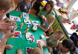 Gotową sylwetę biedronki dzieci naklejają na wybrany przez siebie kolor kartki.