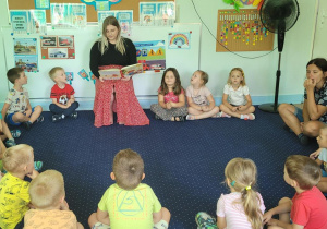 Ciocia Kasia czyta dzieciom