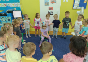Śpiewamy sto lat dla Lenki.
