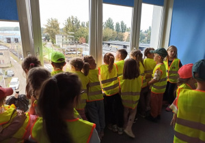 Przedszkolaki patrzą przez okno w Nastawni