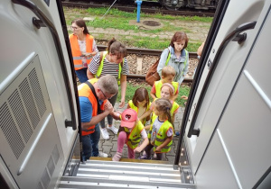 Pan Piotr pomaga wsiąść dziewczynkom do pociągu