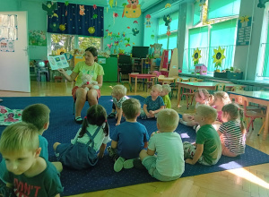 "Spotkanie z książką" - pani Ilona czyta dzieciom