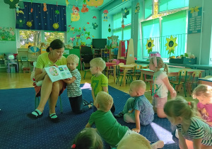 dzieci oglądają ilustracje do książeczki