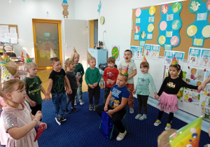 dzieci śpiewają Andrzejowi