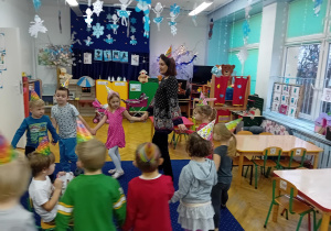 dzieci śpiewają Tymurkowi piosenkę urodzinową