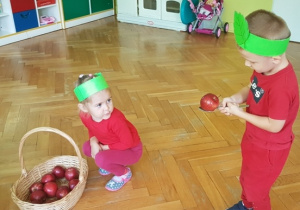 Jabłuszek przybywa w koszyku.