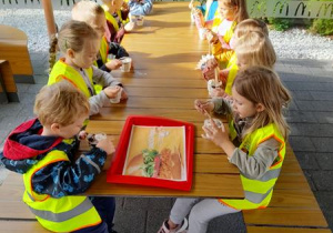Dzieci podczas jedzenia lodów