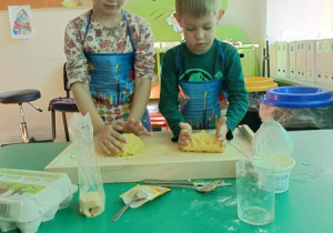 Maks i Weronika zagniatają ciasto na szarlotkę.