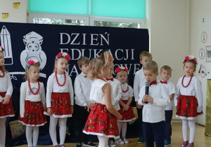 Scena I inscenizacji pt. Dzień Edukacji Narodowej.