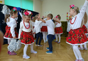 Taniec w wykonaniu Pszczółek.