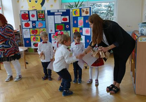 Nikoś odbiera dyplom i upominek za udział w konkursie.