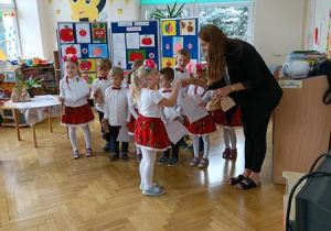 Bogusia odbiera dyplom i upominek za udział w konkursie.