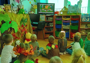 dzieci oglądają film edukacyjny pt. :Dzień Drzewa"