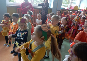 dzieci tańczą podczas balu