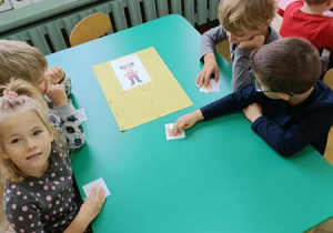 Jak powstaje chleb - praca zespołowa przy zielonym stole.