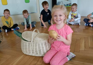 Maja w koszyku znalazła ogromnego ziemniaka.