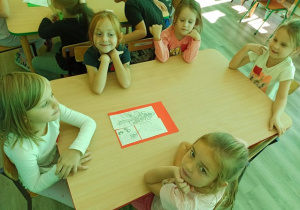 Grupa dziewczynek gotowa do kolorowania ze złożonym obrazkiem