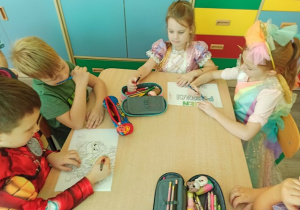 Dzieci skupione na wyborze odpowiedniego koloru kredki i precyzji kolorowania.