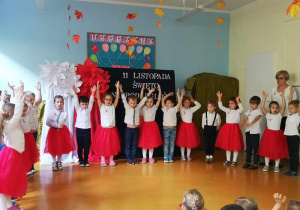 Dzieci podczas śpiewania piosenki o Warszawie